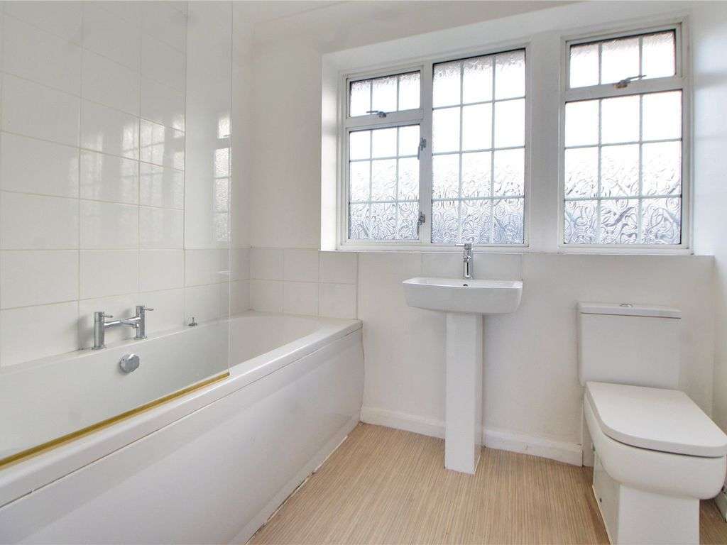 Bathroom #of 3 bed house in Guildford Brook Close, GU12 6AJ