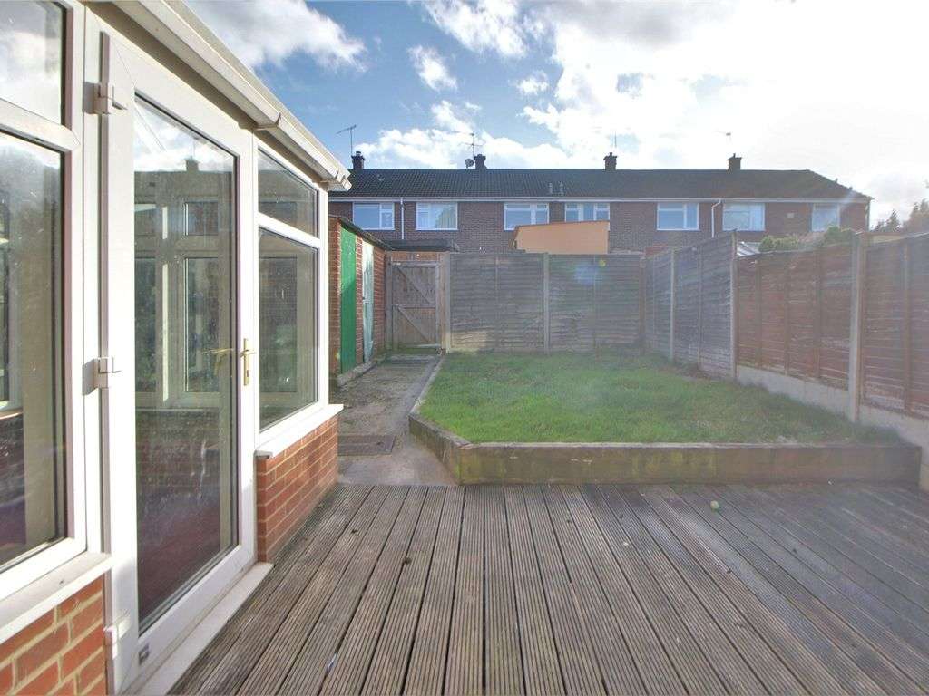 Garden of 3 bed house in Guildford Brook Close, GU12 6AJ