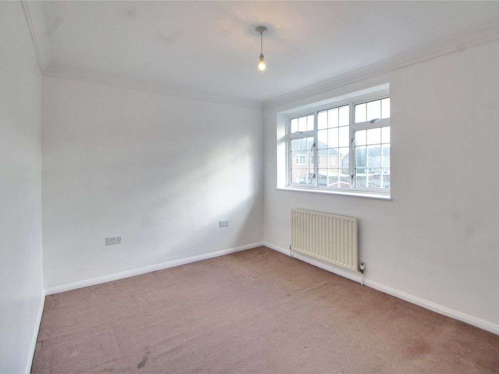 Room of 3 bed house in Guildford Brook Close, GU12 6AJ
