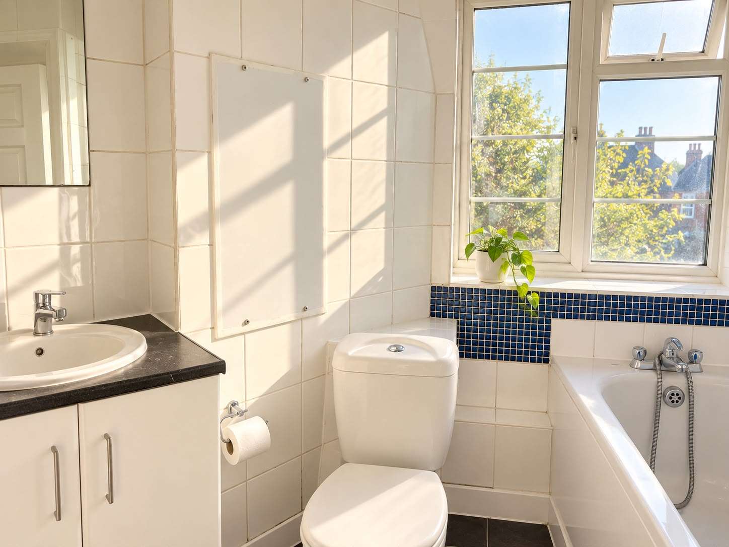 2 bedroom flat in Grosvenor Court Morden SM4 5HQ bathroom Grosvenor Court, Morden, SM4 5HQ