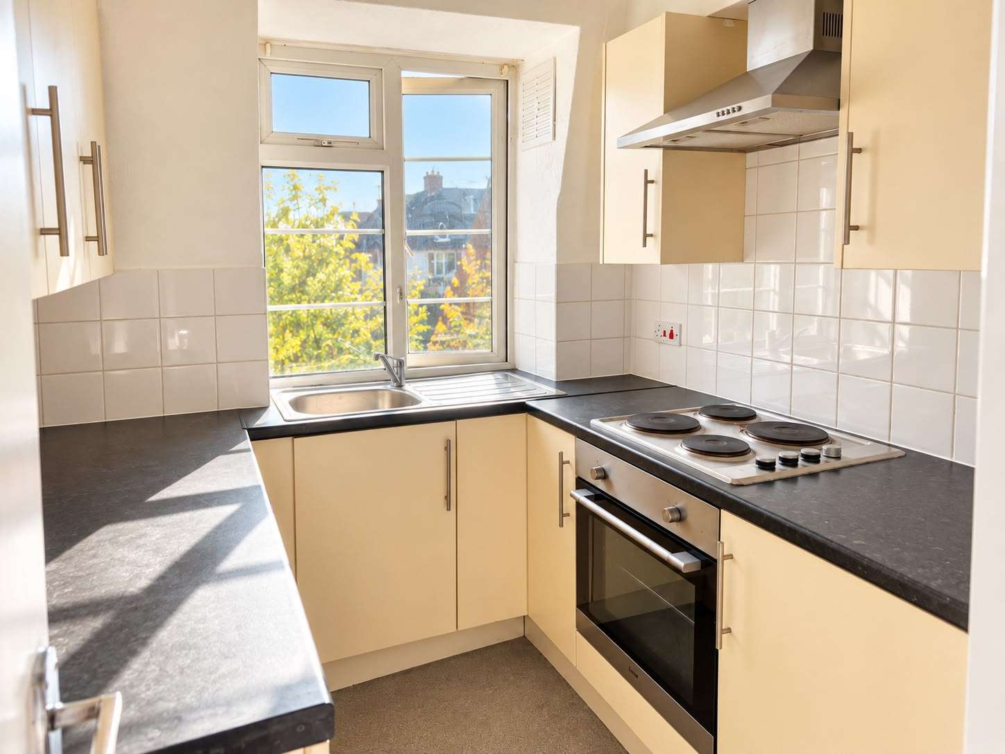 2 bedroom flat in Grosvenor Court Morden SM4 5HQ kitchen Grosvenor Court, Morden, SM4 5HQ