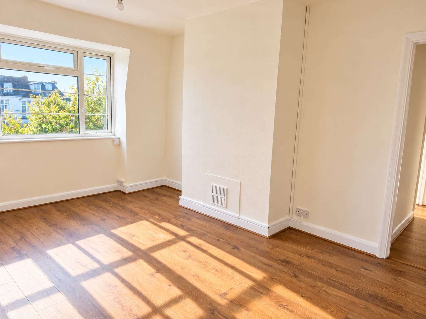 2 bedroom flat in Grosvenor Court Morden SM4 5HQ room 1v Grosvenor Court, Morden, SM4 5HQ