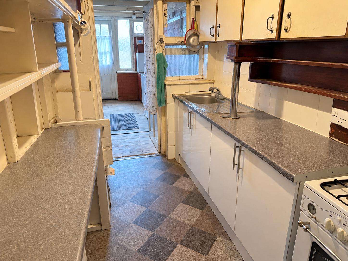 3 Bed house in Mitcham Kitchen area Spencer Road, MItcham, CR4 1SJ