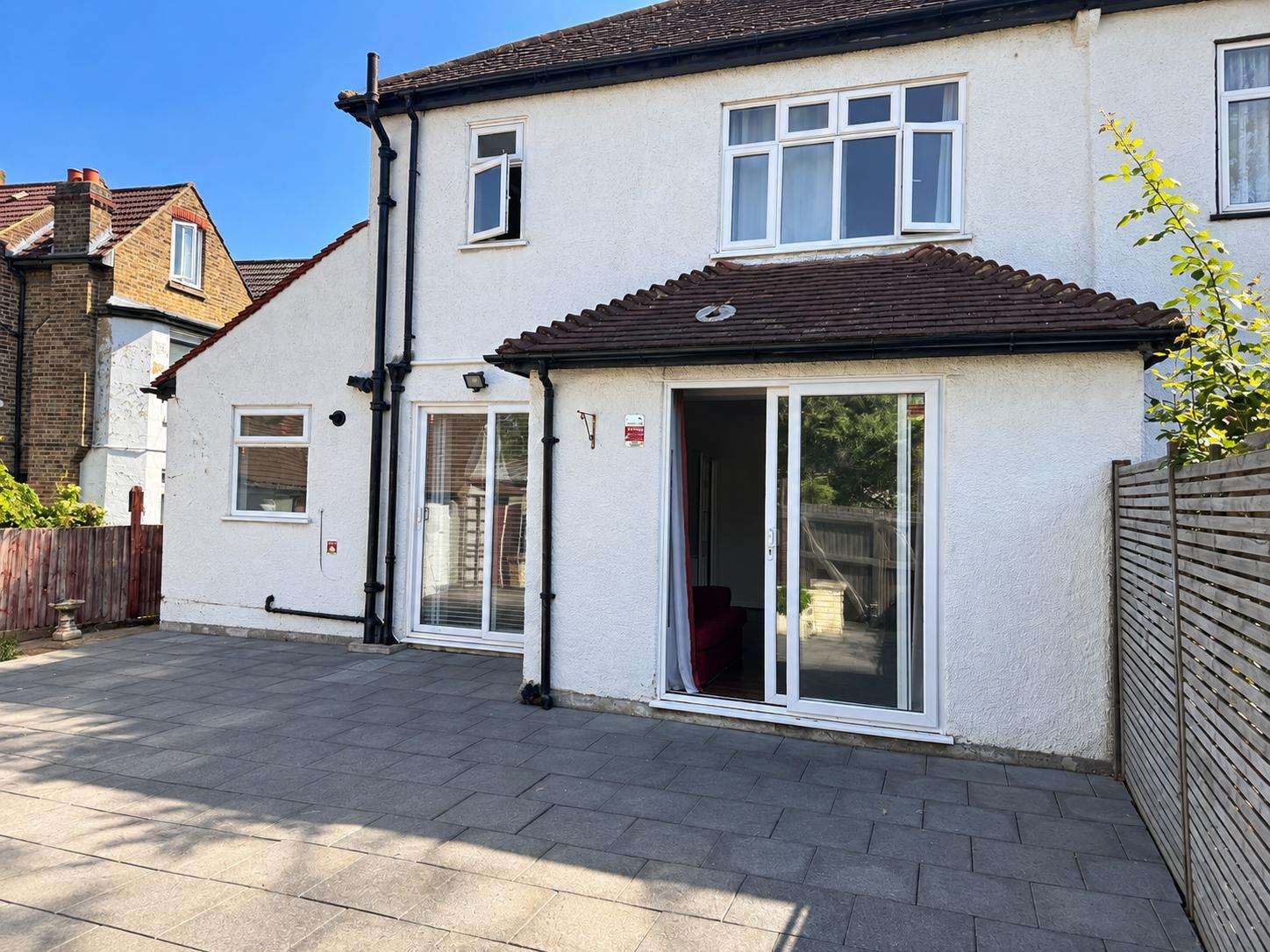 3 bedroom house in Morden Back side London Road, Morden SM4 5AT