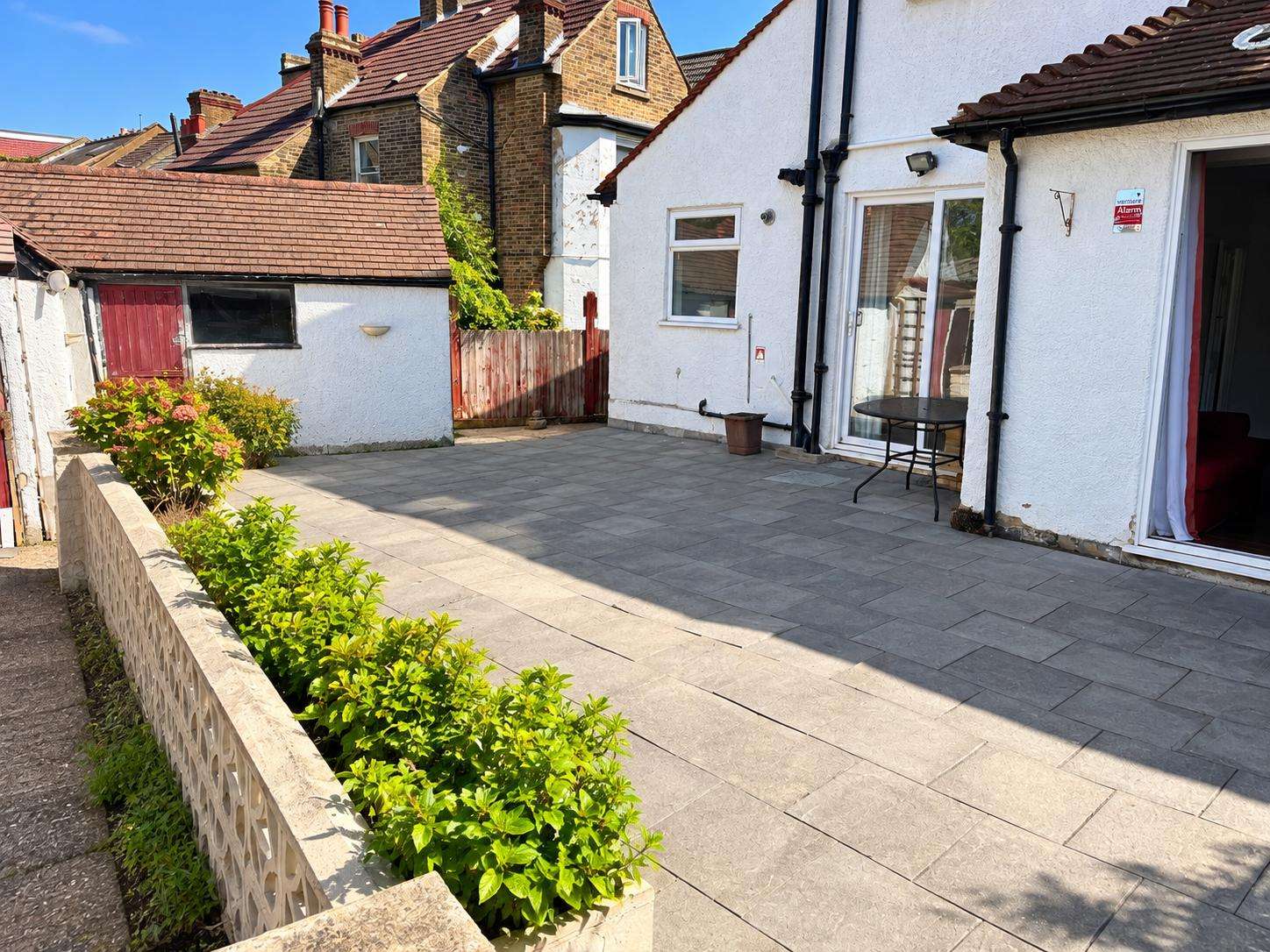 3 bedroom house in Morden Backgarden London Road, Morden SM4 5AT