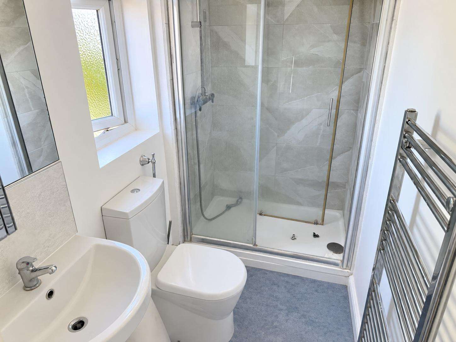 3 bedroom house in Morden Bathroom Ensuite # London Road, Morden SM4 5AT