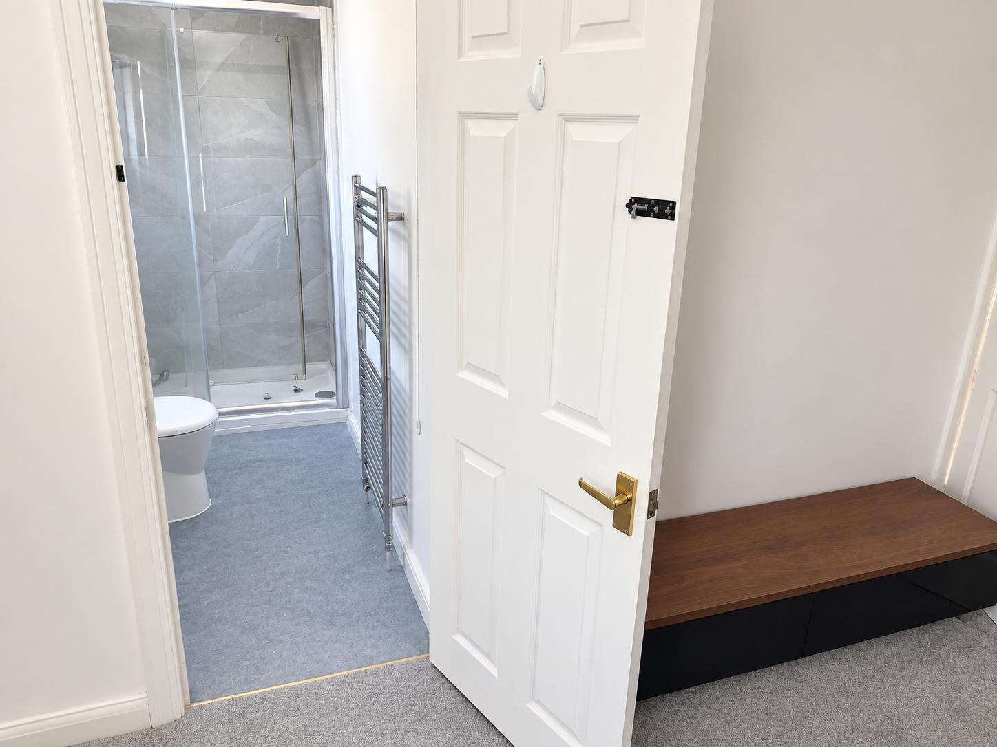 3 bedroom house in Morden Ensuite bathroom London Road, Morden SM4 5AT