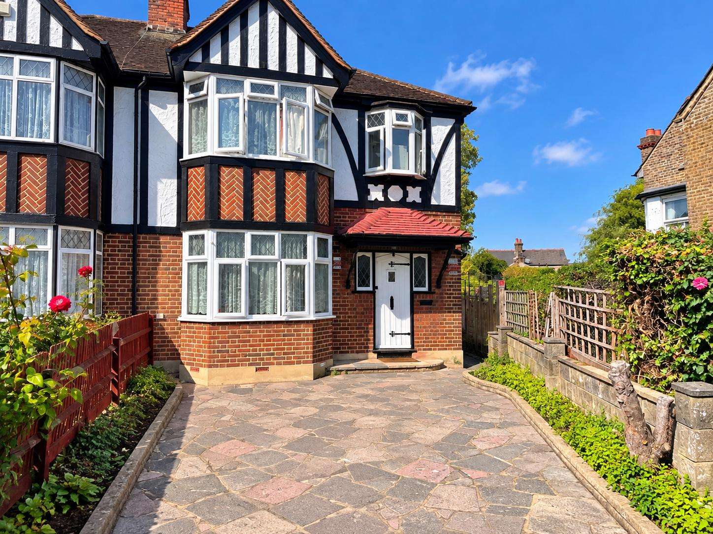 3 bedroom house in Morden Front view London Road, Morden SM4 5AT