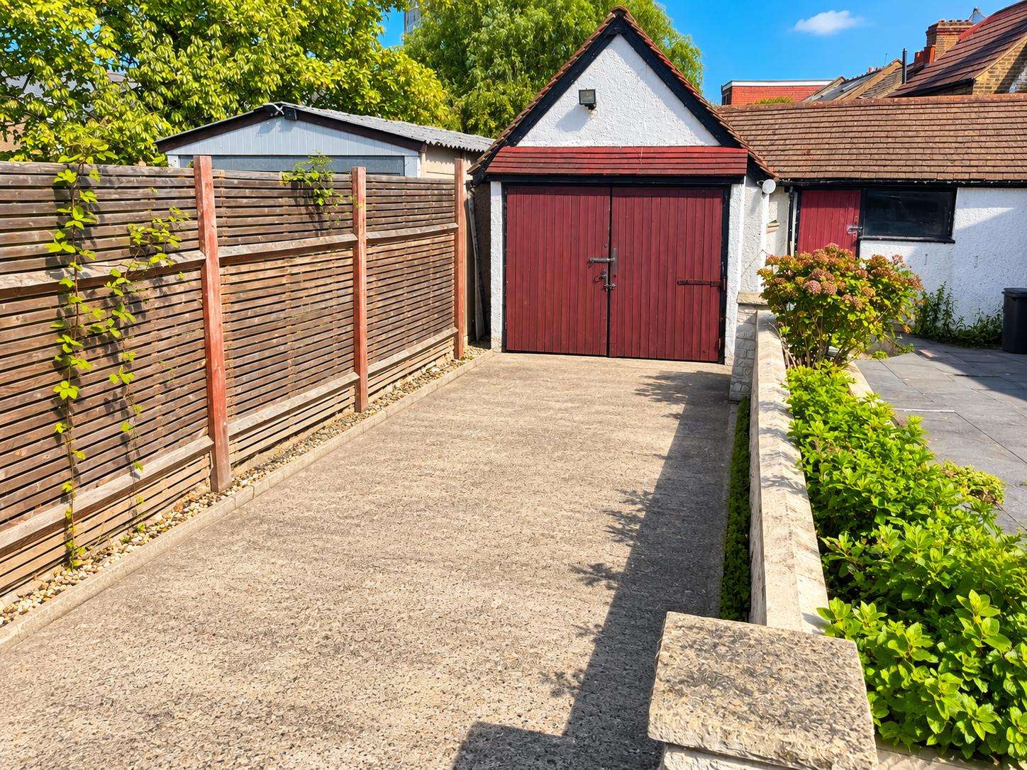 3 bedroom house in Morden Garage London Road, Morden SM4 5AT