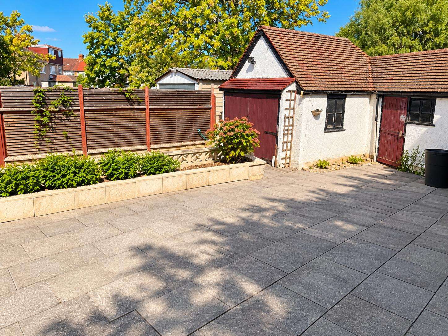 3 bedroom house in Morden Garden view London Road, Morden SM4 5AT
