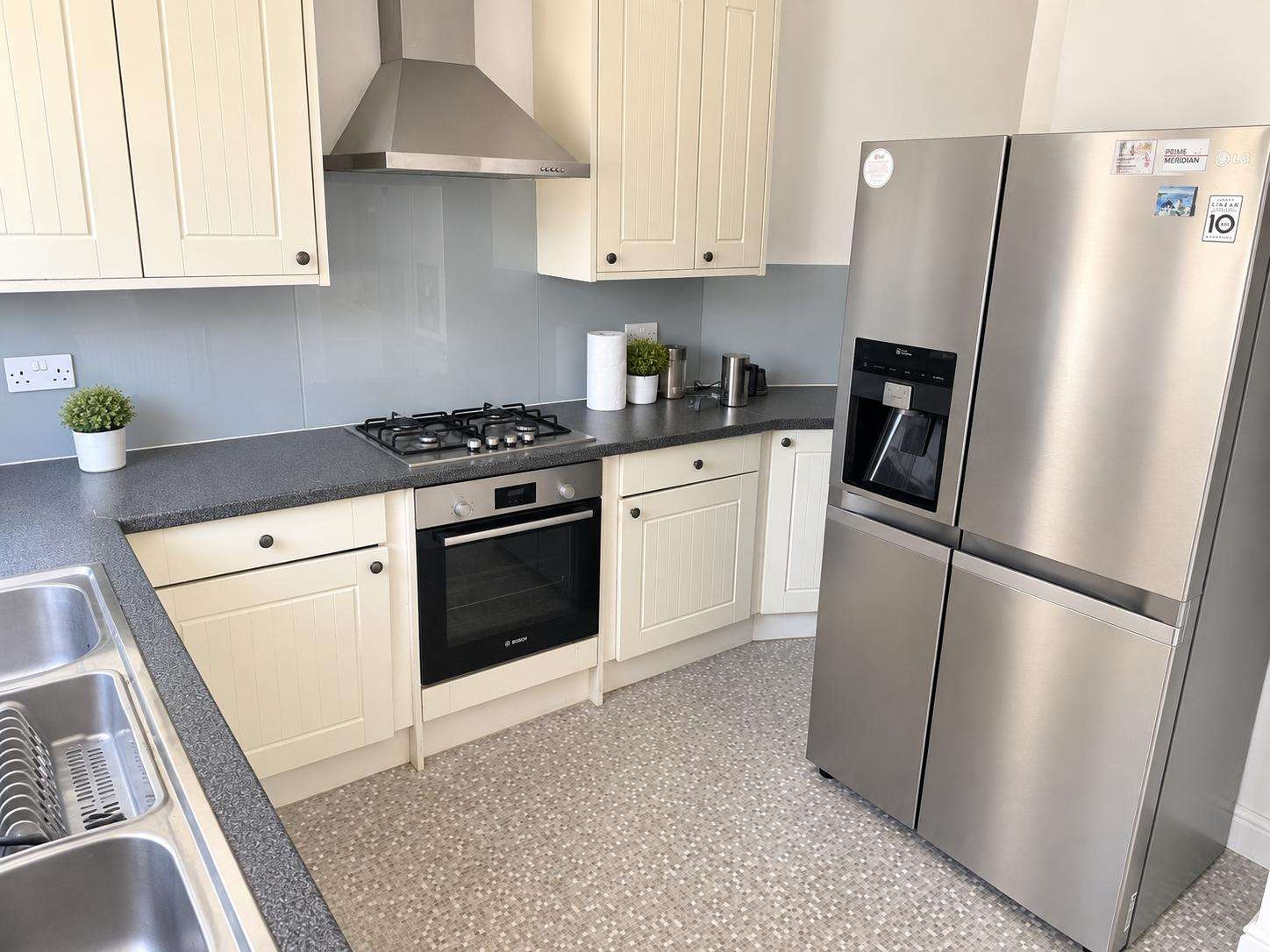 3 bedroom house in Morden Kitchen view# London Road, Morden SM4 5AT