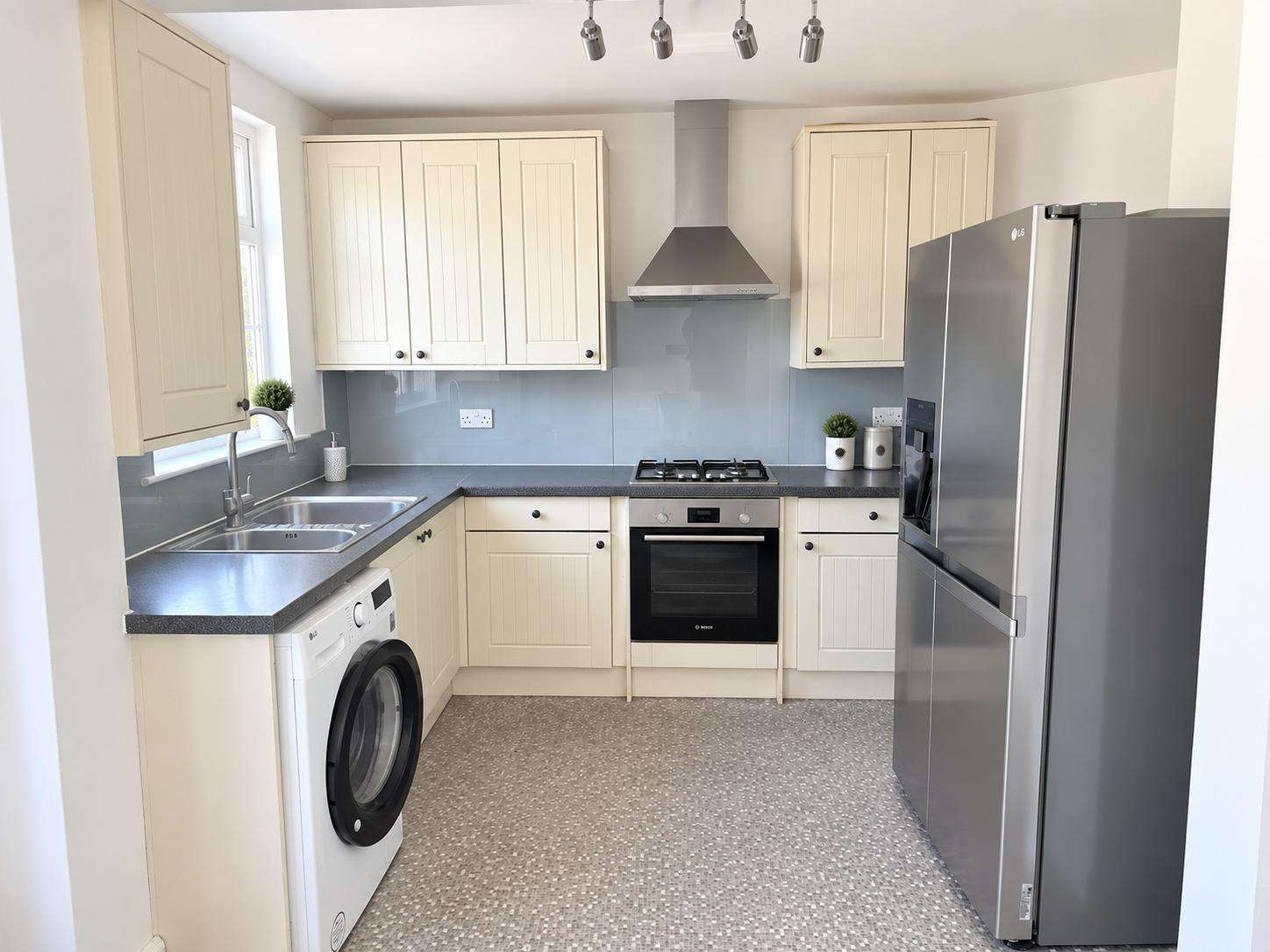 3 bedroom house in Morden Kitchen London Road, Morden SM4 5AT