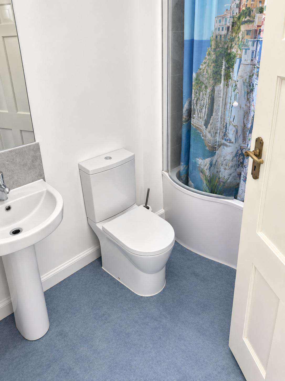 3 bedroom house in Morden Main Bathroom upstairs London Road, Morden SM4 5AT