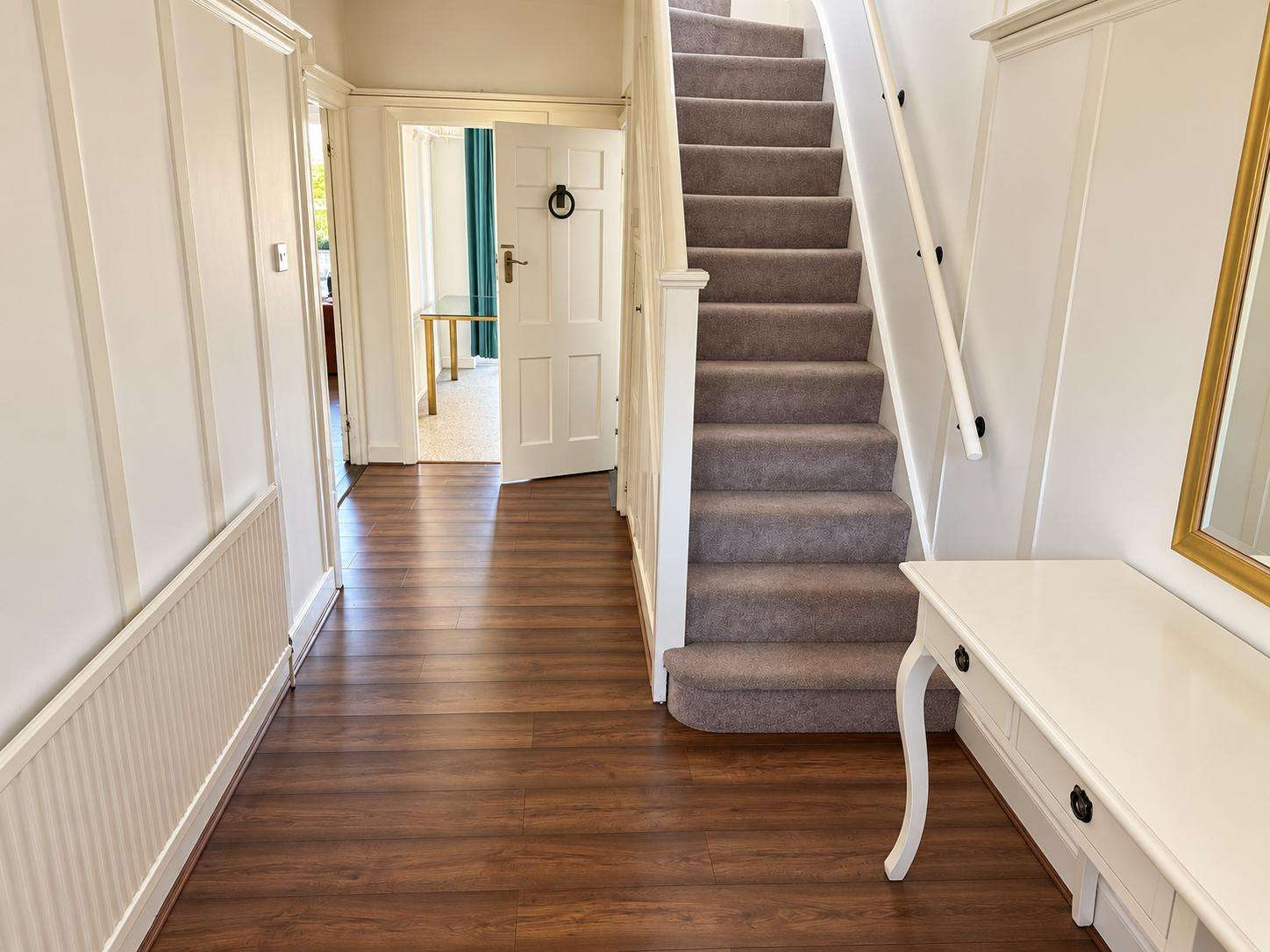 3 bedroom house in Morden Main Hallway London Road, Morden SM4 5AT