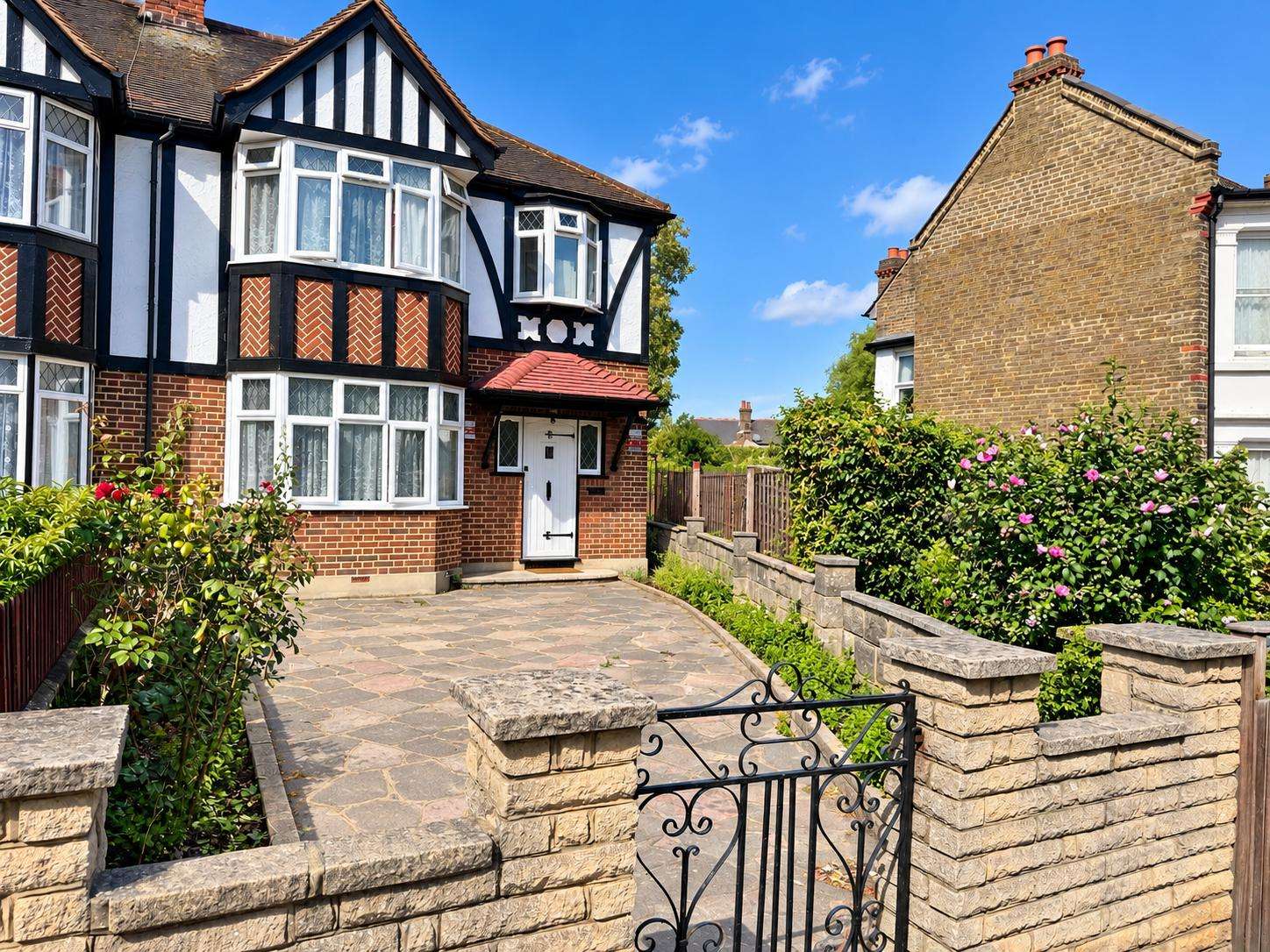 3 bedroom house in Morden Main road view London Road, Morden SM4 5AT