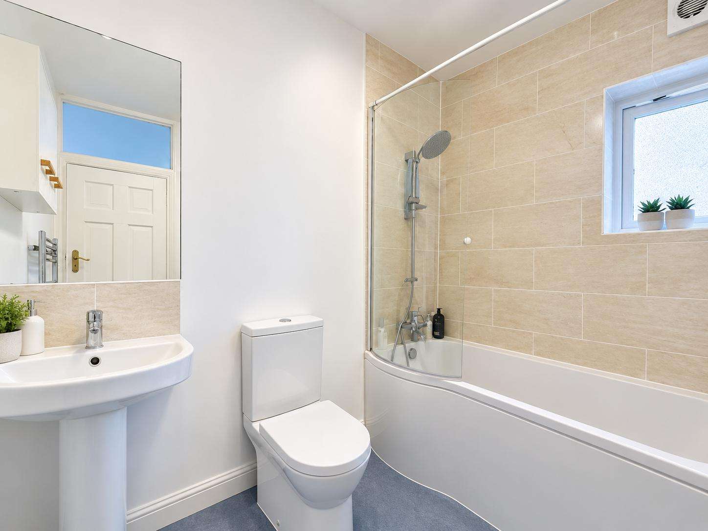 3 bedroom house in Morden Mainn Bathroom London Road, Morden SM4 5AT