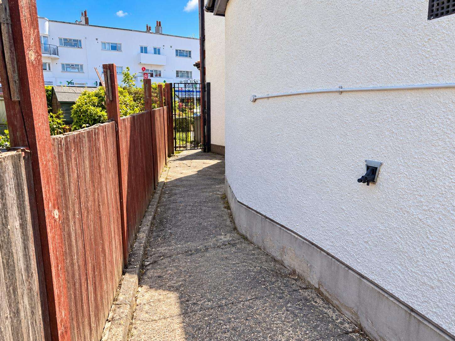 3 bedroom house in Morden side Entrance London Road, Morden SM4 5AT