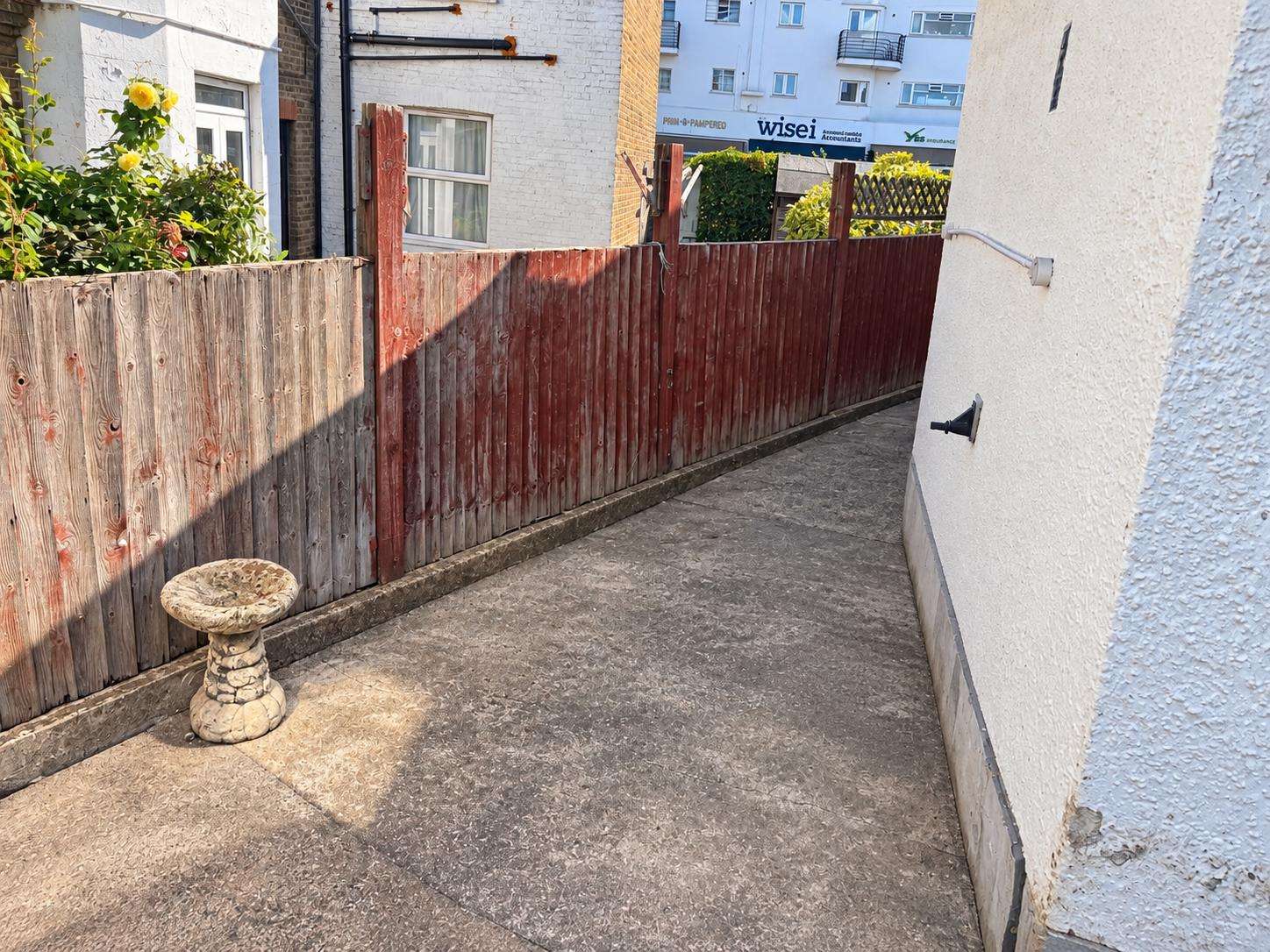 3 bedroom house in Morden side entrancee London Road, Morden SM4 5AT