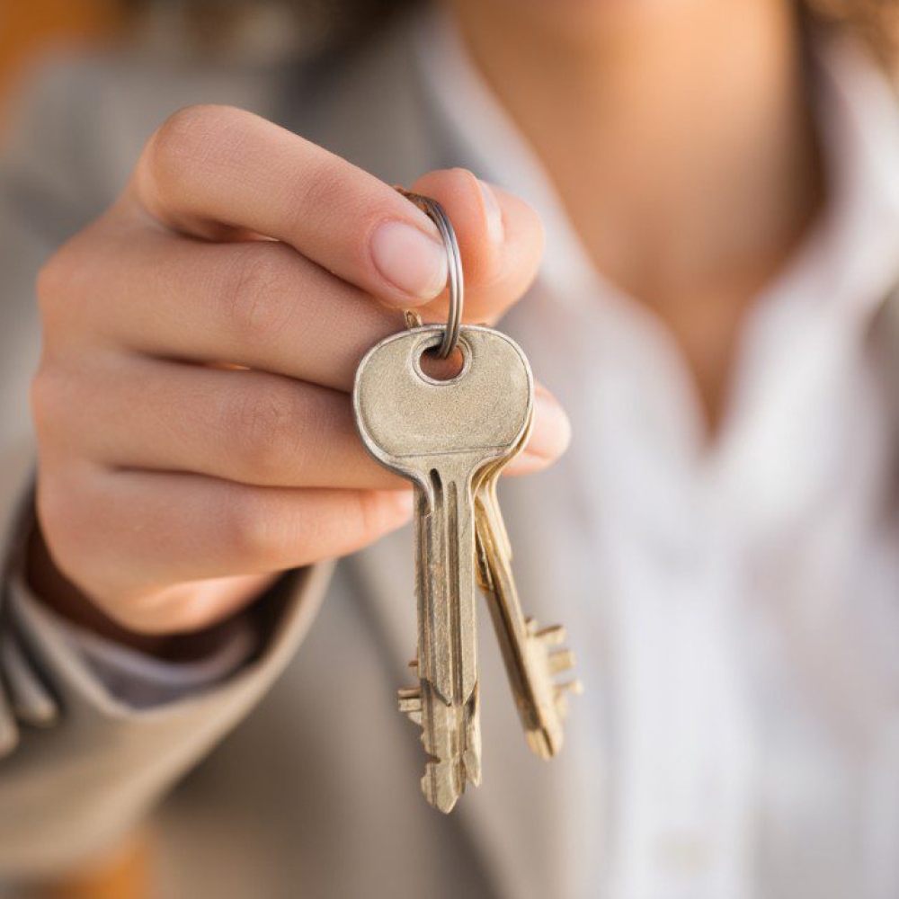 real-estate-agent-giving-keys